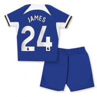 Otroški Nogometni dresi Chelsea Reece James #24 Domači 2023-24 Kratek Rokav (+ Kratke hlače)
